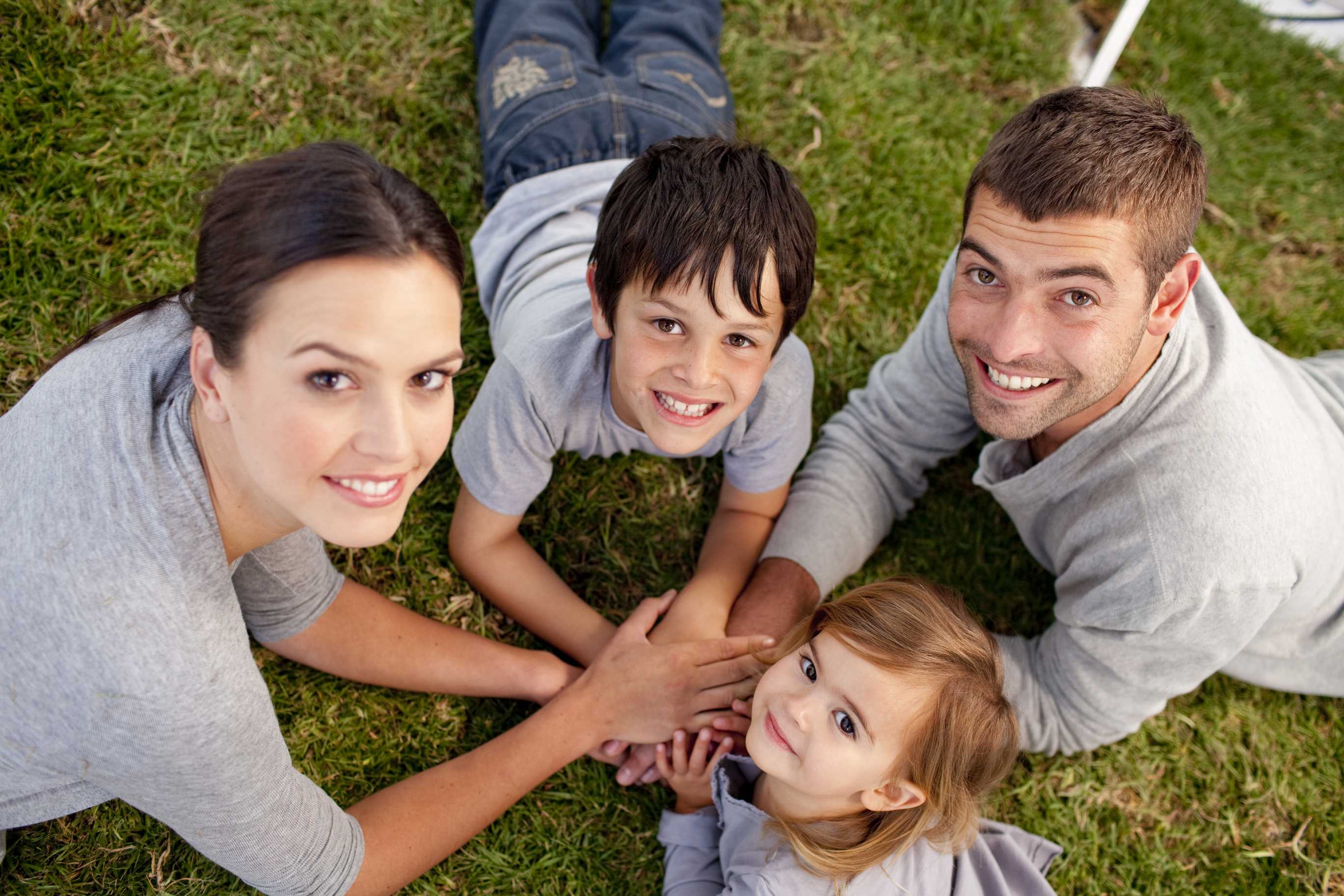 Четыре московских семьи. Родители и дети. Ребенок в семье. Фотография семьи. Дети и родители вместе.