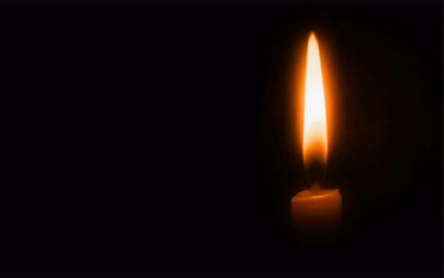 Горящая свеча гаснет в закрытой. Свеча на темном фоне. Траурный фон. Горящая свеча. Траурная свеча.